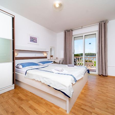 Guesthouse Mira Раб Экстерьер фото