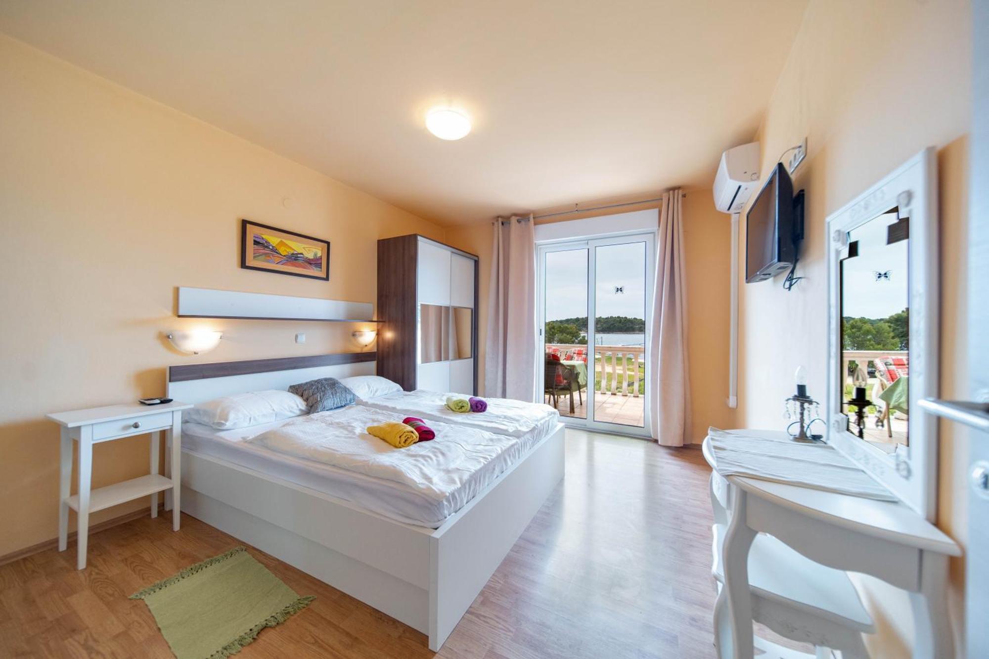 Guesthouse Mira Раб Экстерьер фото