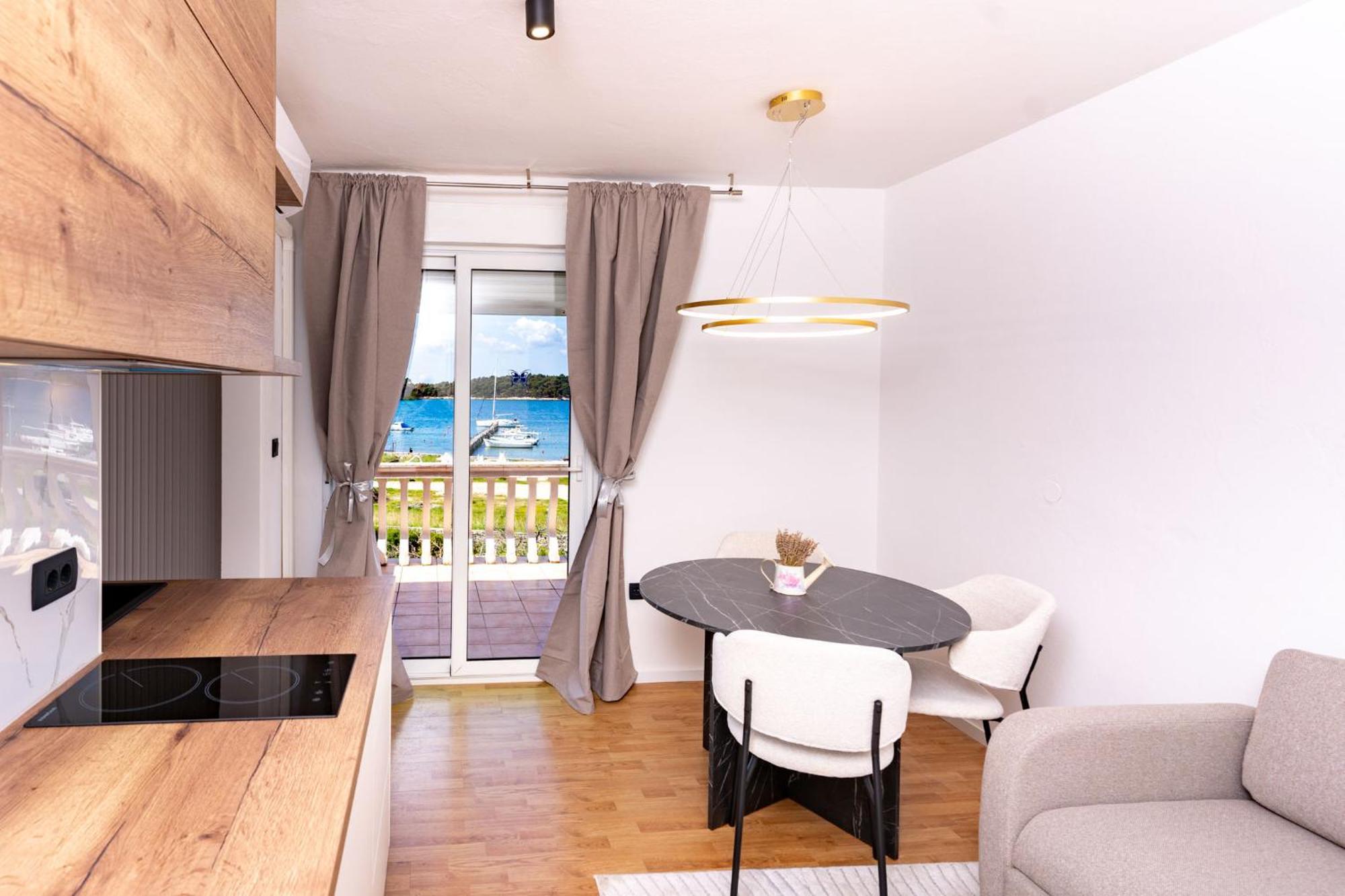 Guesthouse Mira Раб Экстерьер фото