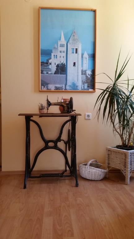 Guesthouse Mira Раб Экстерьер фото