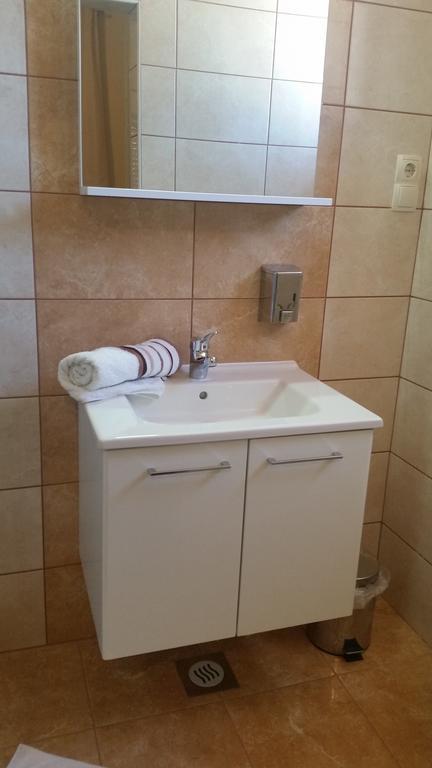 Guesthouse Mira Раб Экстерьер фото